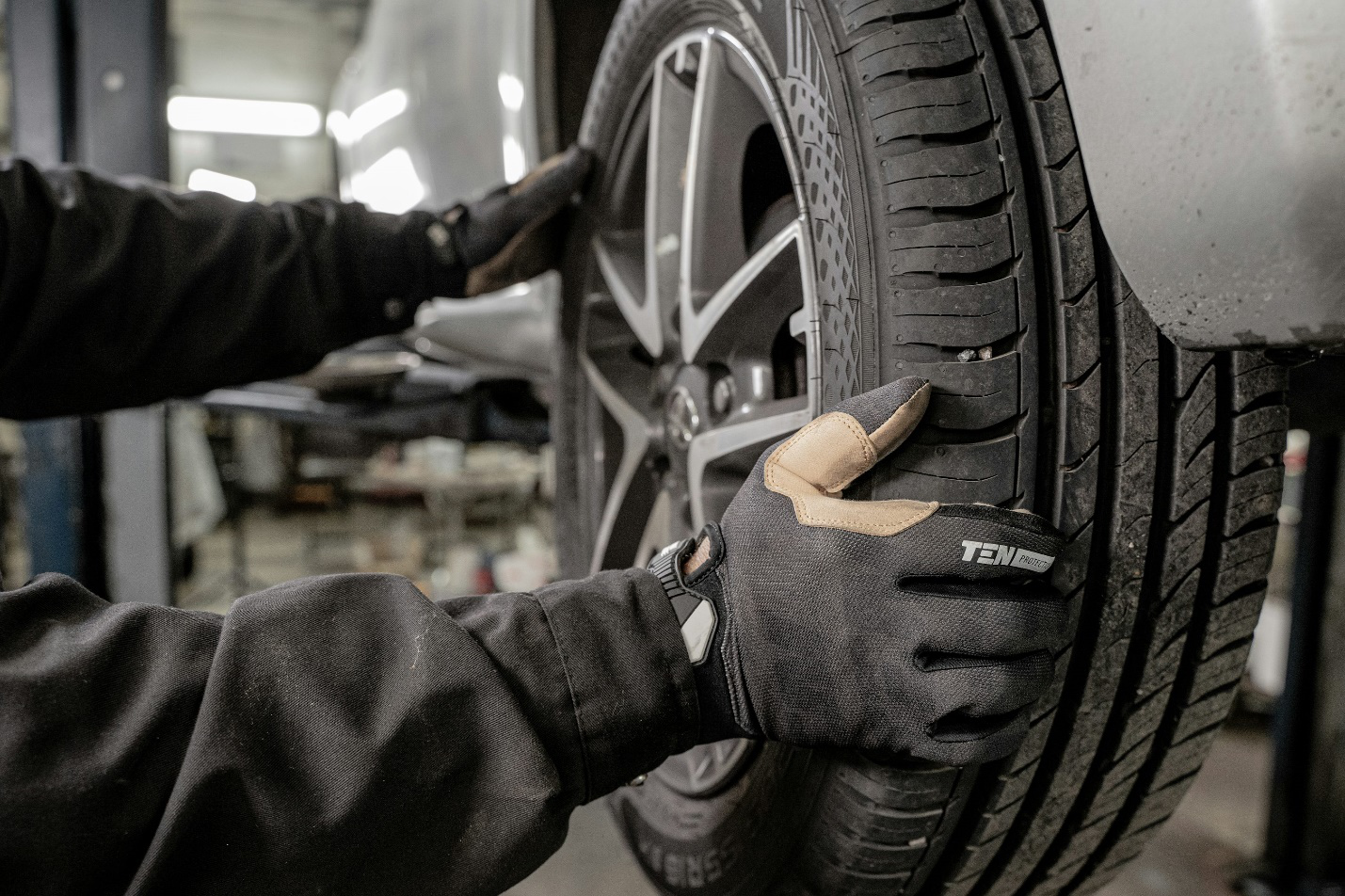  A mechanic changing tires